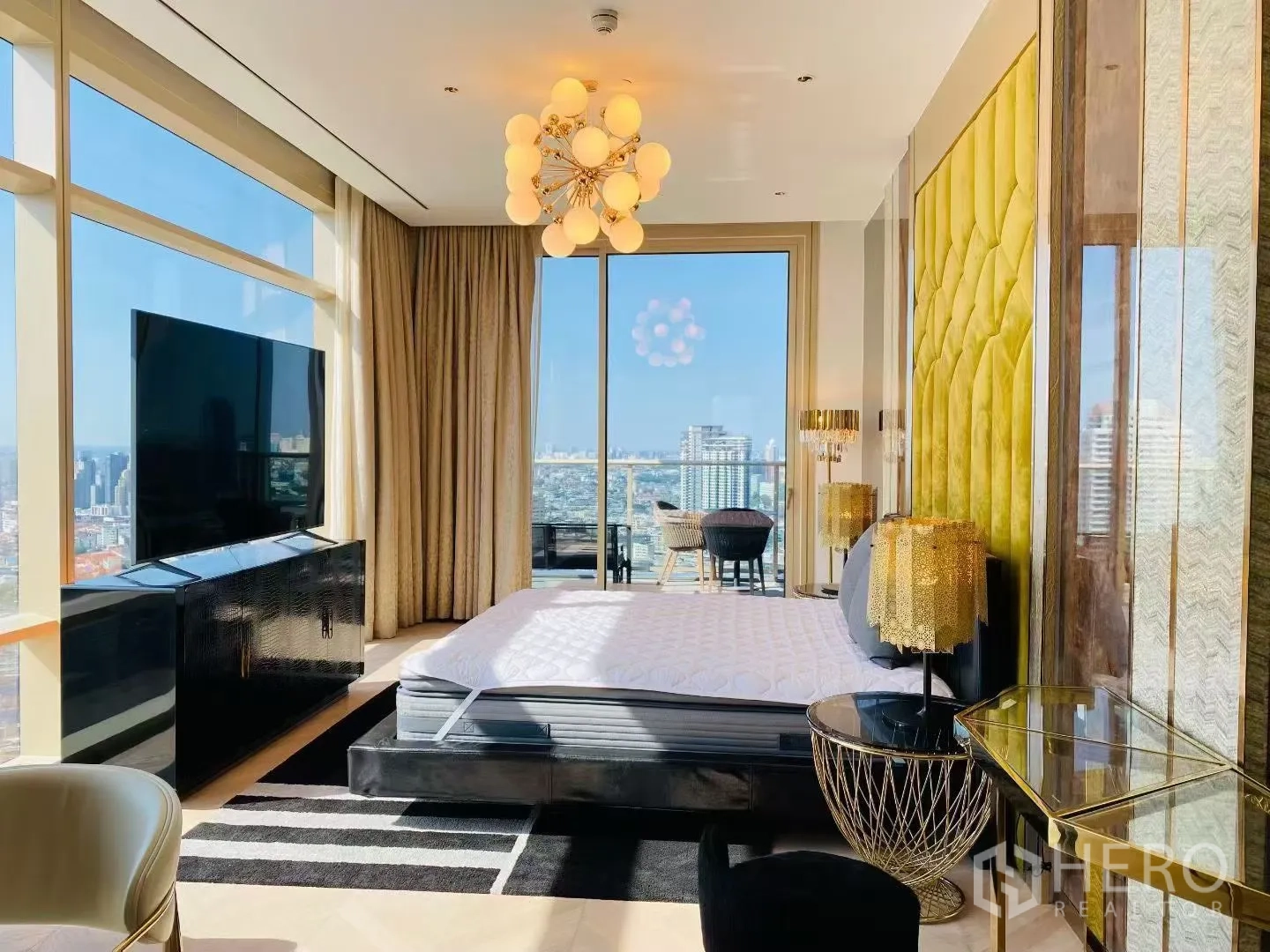 คอนโด for rent in Sathon, Bangkok - มุมมองห้องนอนมาสเตอร์เห็นเตียง ระเบียง และทิวทัศน์สกายไลน์กว้าง