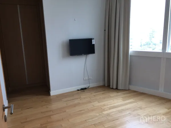 คอนโด ให้เช่าหรือขายในKhlong Toei, Bangkok - ห้องนอนพร้อมตู้เสื้อผ้าบิลต์อิน ทีวีติดผนัง หน้าต่างบานใหญ่และผ้าม่านสีอ่อน