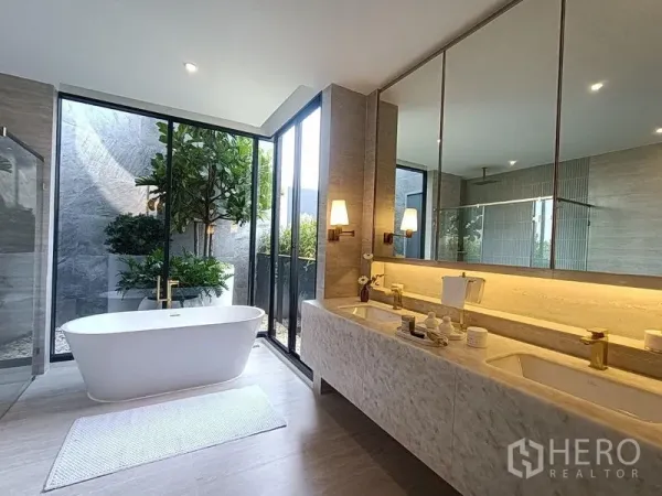 บ้าน ขาย - ห้องน้ำสปาพร้อมเคาน์เตอร์คู่ อ่างอาบน้ำเดี่ยว และหน้าต่างสูงจรดเพดานมองเห็นสวน