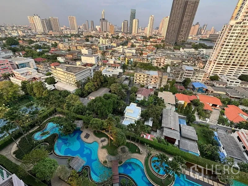 คอนโด ให้เช่า - พื้นที่ส่วนกลางสไตล์รีสอร์ต สระว่ายน้ำฟรีฟอร์มและสวนร่มรื่น