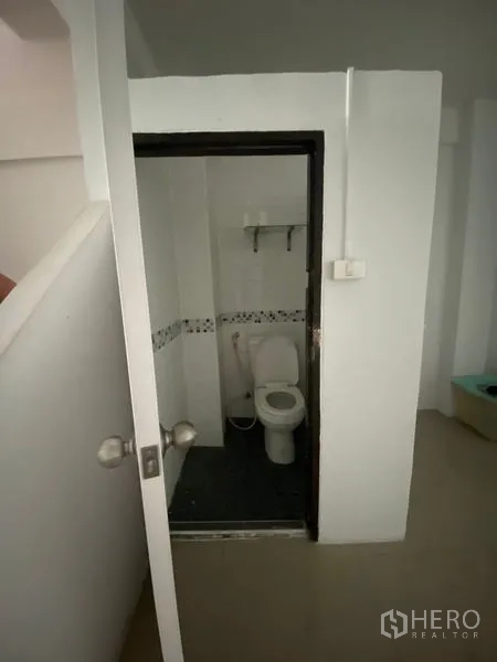 店屋 出租或出售在Suan Luang, Bangkok - 一层紧凑卫生间，配坐便器和手持喷枪。