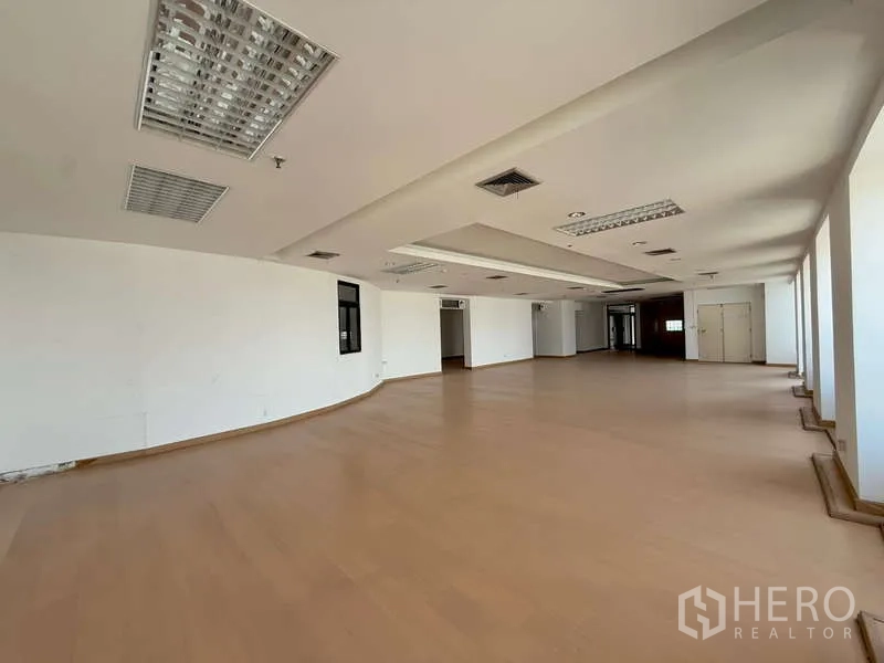 สำนักงาน ให้เช่าในChatuchak, Bangkok - พื้นที่ทำงานยาวต่อเนื่อง มีหน้าต่างเรียงเป็นแถวและไฟตะแกรง