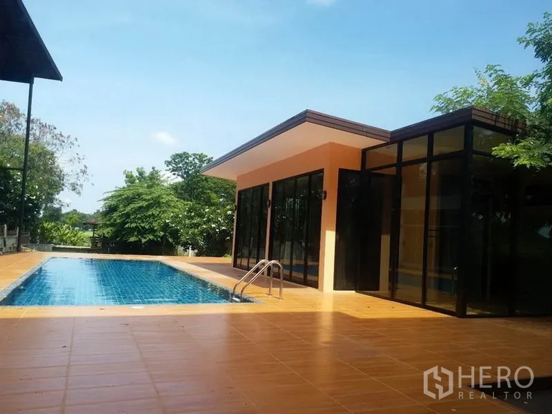 บ้าน ขายในSamut Prakan - ศาลากระจกข้างสระพร้อมเดคอาบแดดและบันไดสเตนเลส.