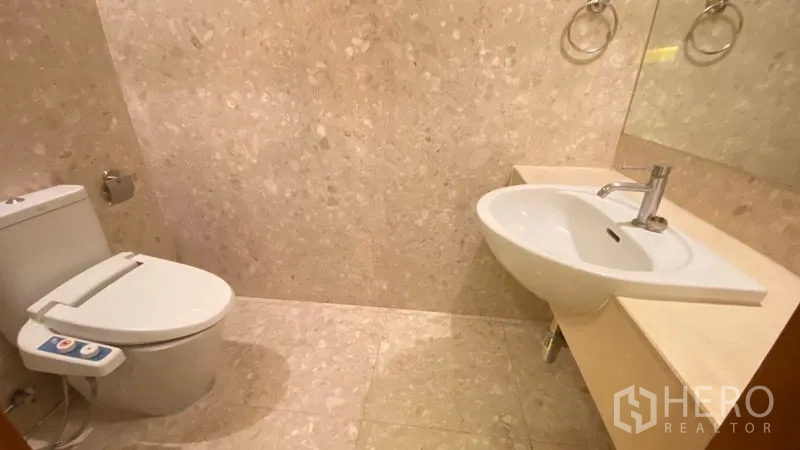 公寓 出租 - 客用盥洗室，壁挂式台盆与坐厕。