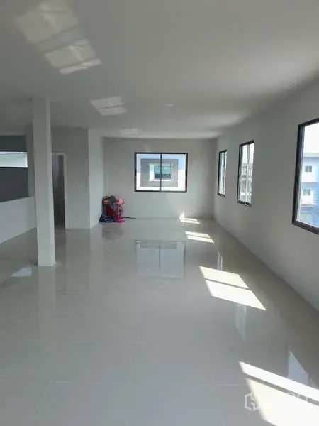 货栈 出租或出售在Krathum Baen, Samut Sakhon - 二楼明亮办公室，大面积窗户与亮面瓷砖地面。