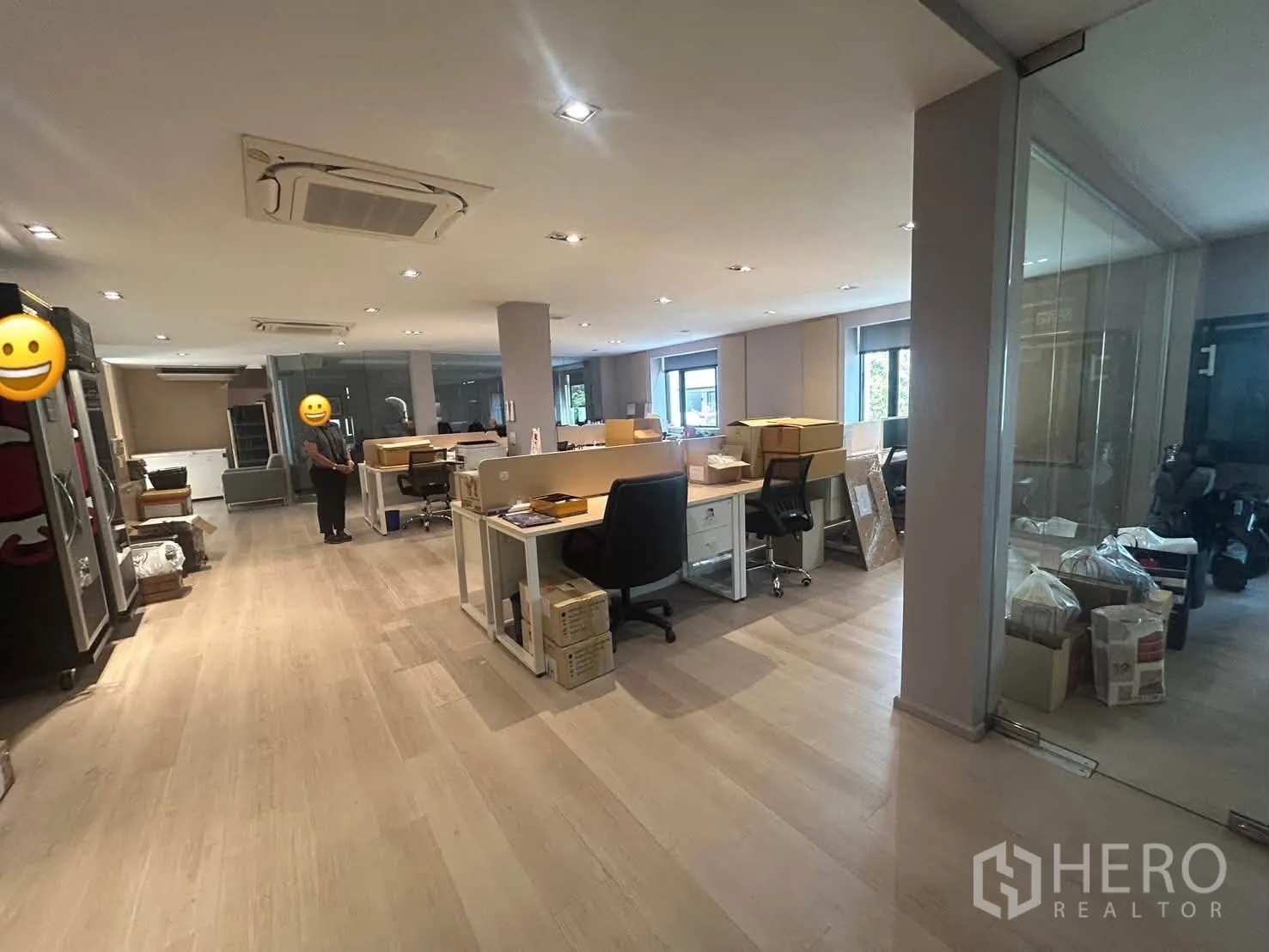 办公室 for rent in Bang Rak, Bangkok - 开放式办公区，设多张工位、玻璃隔断、嵌灯与天花卡式空调