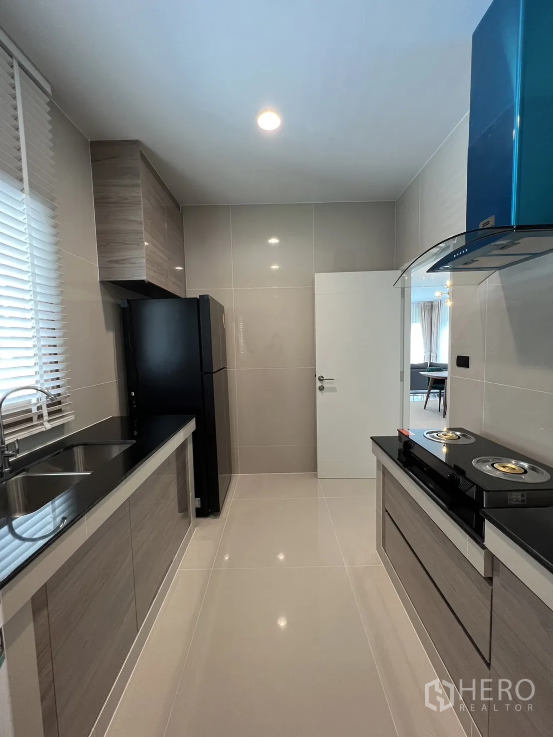 บ้าน ให้เช่าในBang Kapi, Bangkok - มุมครัวเคาน์เตอร์หินสีดำ ตู้เก็บของครบและตู้เย็น