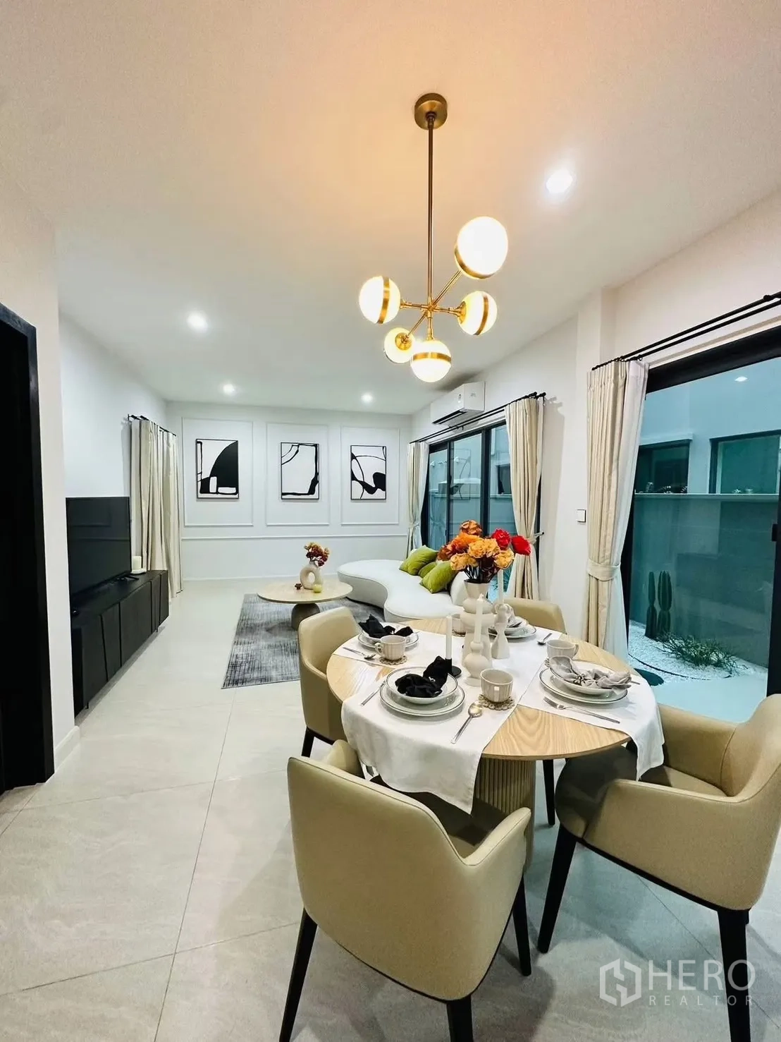 ทาวน์เฮาส์ for rent in Suan Luang, Bangkok - ส่วนทานอาหารชุด 4 ที่นั่ง ใต้โคมไฟแขวนข้างประตูกระจกบานเลื่อน