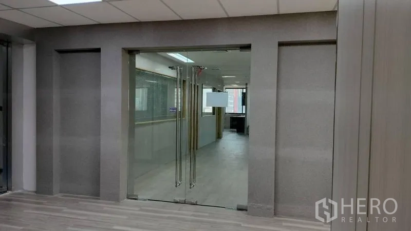Office Space for rent or sale in Pathum Wan, Bangkok - Glass door lobby entrance to the office suite.