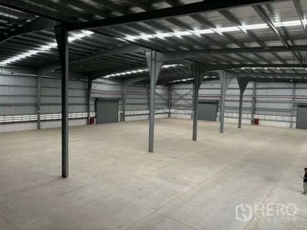 货栈 出租在Nikhom Phatthana, Rayong - 从高处俯瞰宽敞仓库地面，柱网清晰、屋顶挑高
