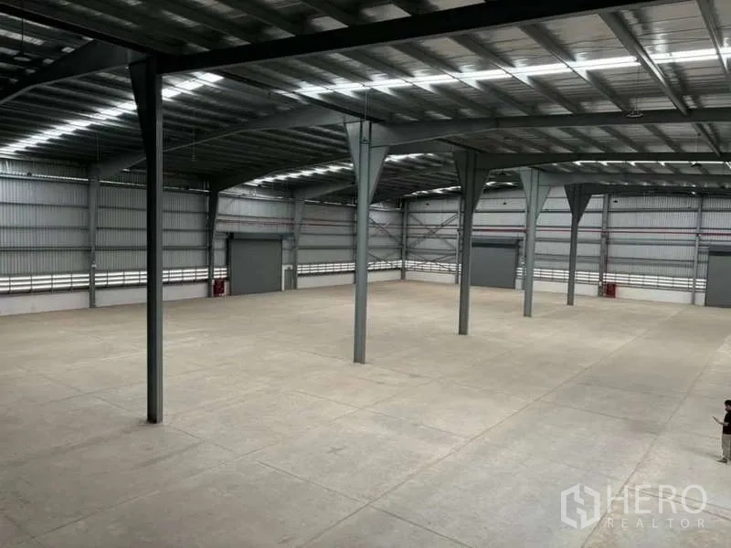货栈 出租在Nikhom Phatthana, Rayong - 从高处俯瞰宽敞仓库地面，柱网清晰、屋顶挑高
