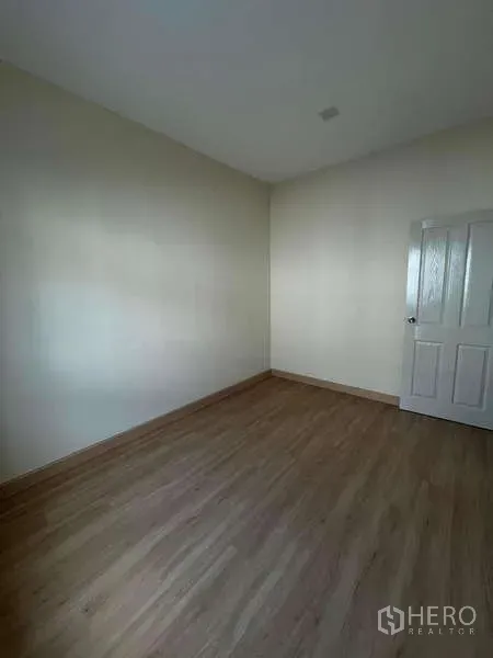 ทาวน์เฮาส์ ให้เช่าหรือขาย - ห้องนอนเปล่าพื้นไม้ พร้อมประตูสีขาว