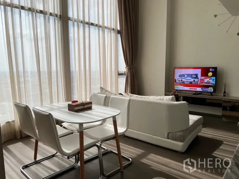 公寓 出租在Ratchathewi, Bangkok - 采光充足的客餐区，纱帘与电视柜。