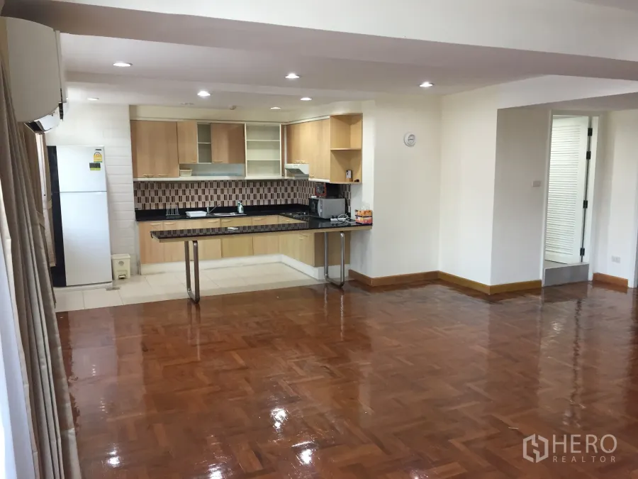 คอนโด ให้เช่าในWatthana, Bangkok - พื้นที่นั่งเล่นเปิดโล่ง พื้นปาร์เกต์เงางาม พร้อมครัวบิลท์อินทันสมัย