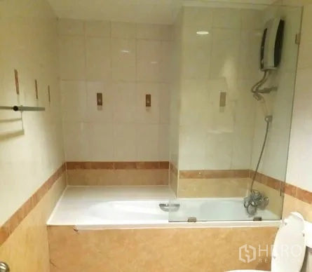 คอนโด ให้เช่าในWatthana, Bangkok - ห้องน้ำปูกระเบื้องพร้อมอ่างอาบน้ำ ฉากกั้นกระจก ฝักบัวและเครื่องทำน้ำอุ่น.