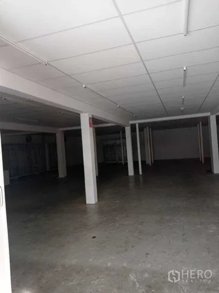 คลังสินค้า ให้เช่าในSathon, Bangkok - โถงโกดังขนาดใหญ่ เพดานแบบกริด พื้นคอนกรีต และระยะมองลึกสำหรับจัดเก็บสินค้า