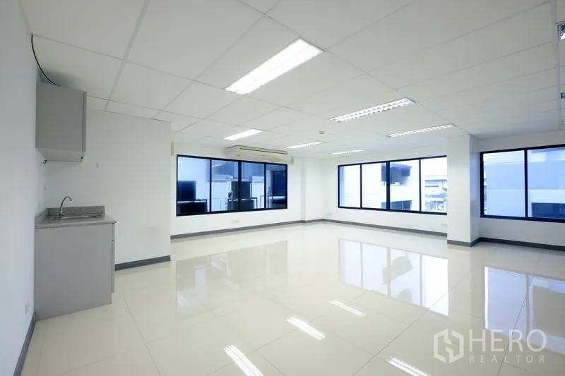สำนักงาน ให้เช่าในChatuchak, Bangkok - พื้นที่ทำงานโล่งพร้อมชุดแพนทรี ไฟเพดาน และหน้าต่างกว้าง