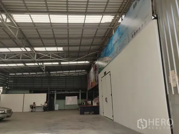 คลังสินค้า ให้เช่าในBueng Kum, Bangkok - ภายในโกดังโครงเหล็ก บึงกุ่ม เพดานสูง มีแผ่นรับแสง พื้นคอนกรีต และห้องสำนักงานกั้นผนังสำเร็จรูป