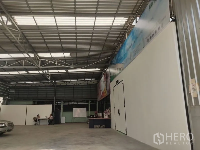 คลังสินค้า ให้เช่าในBueng Kum, Bangkok - ภายในโกดังโครงเหล็ก บึงกุ่ม เพดานสูง มีแผ่นรับแสง พื้นคอนกรีต และห้องสำนักงานกั้นผนังสำเร็จรูป