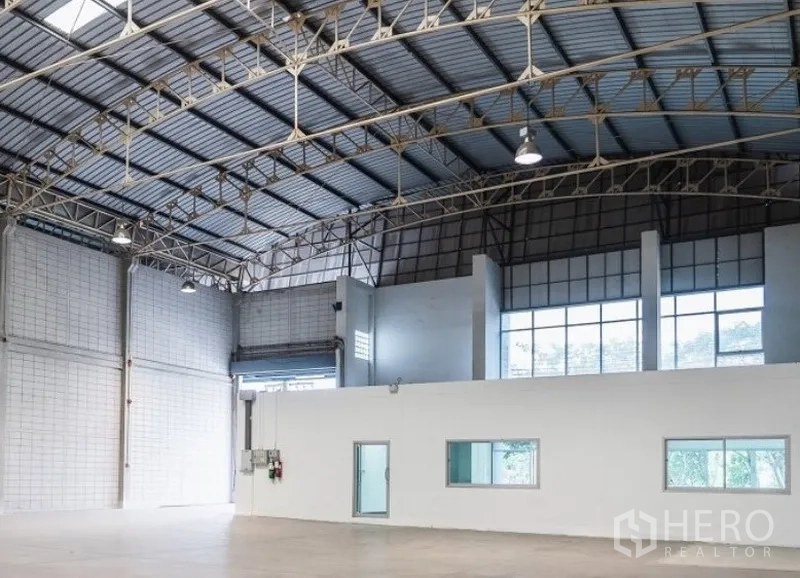 工厂 出租在Mueang Samut Sakhon, Samut Sakhon - 高挑厂房大厅，钢桁架屋顶带天窗，内置办公室模块