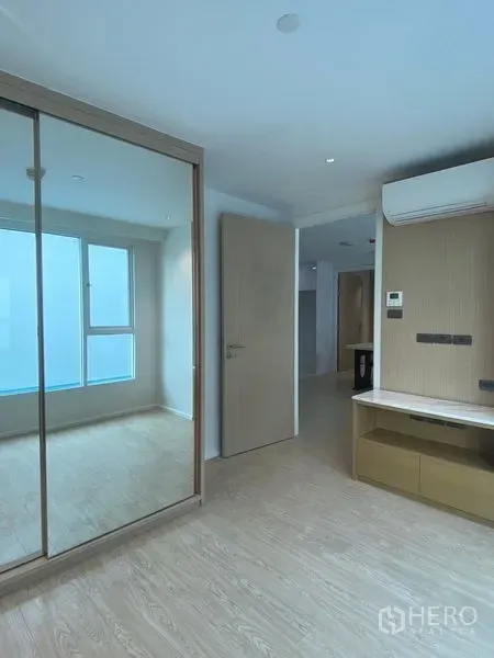 อพาร์ทเมนท์ ให้เช่าในWatthana, Bangkok - ห้องนอนพร้อมตู้เสื้อผ้าบานกระจก โต๊ะบิวท์อิน และหน้าต่างรับแสง