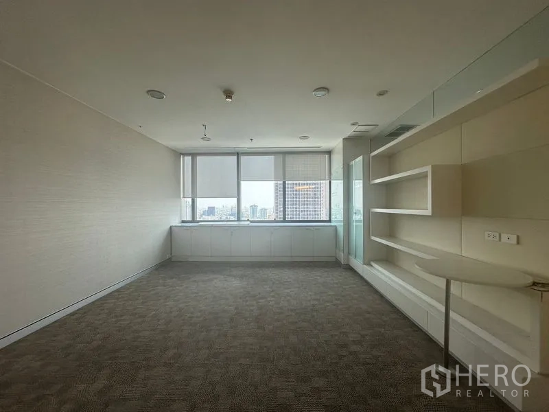 สำนักงาน ให้เช่าในKhlong Toei, Bangkok - ห้องทำงานส่วนตัวอีกห้อง พร้อมชั้นบิวท์อินและเคาน์เตอร์ทรงกลมเล็ก