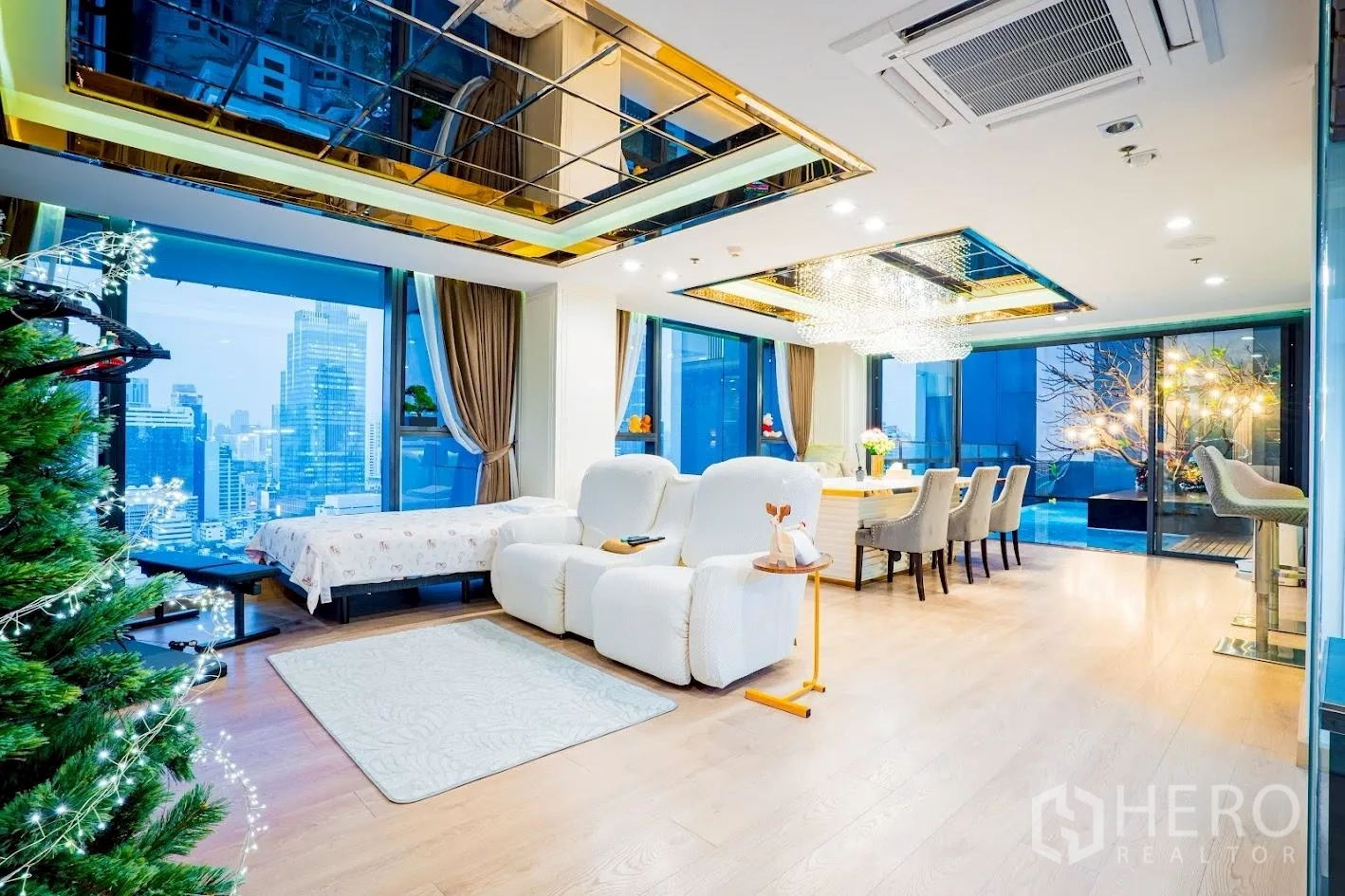 คอนโด for sale in Sathon, Bangkok - ห้องนั่งเล่นและทานอาหารกว้างผนังกระจกเต็มบานติดกับสระ