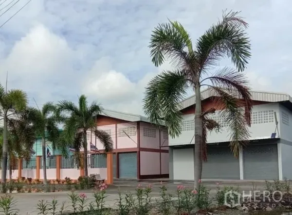 工厂 出租在Lat Lum Kaeo, Pathum Thani - 厂区内彩色厂房与棕榈景观及花坛