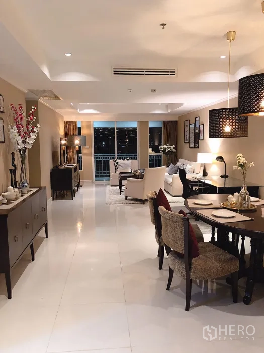 คอนโด ให้เช่าในWatthana, Bangkok - พื้นที่นั่งเล่นและรับประทานอาหารแบบเปิด แสงอบอุ่น พร้อมประตูกระจกสไลด์ออกสู่ระเบียงวิวเมือง