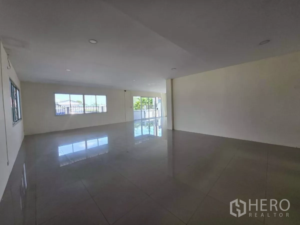 โรงงาน ให้เช่าหรือขายในMueang Samut Sakhon, Samut Sakhon - พื้นที่บริการด้านหลังอาคารโกดัง มีโรงเรือนเล็กและท่อระบายน้ำติดกำแพง