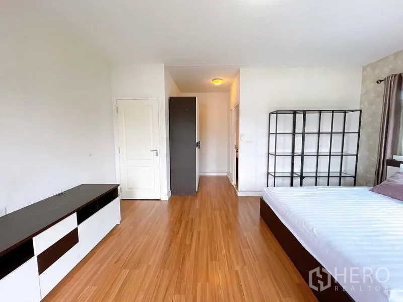 บ้าน ให้เช่าในBang Na, Bangkok - ห้องนอนใหญ่มุมมองอีกด้าน แสดงชั้นวางบิลท์อินและทางเข้าห้องน้ำ