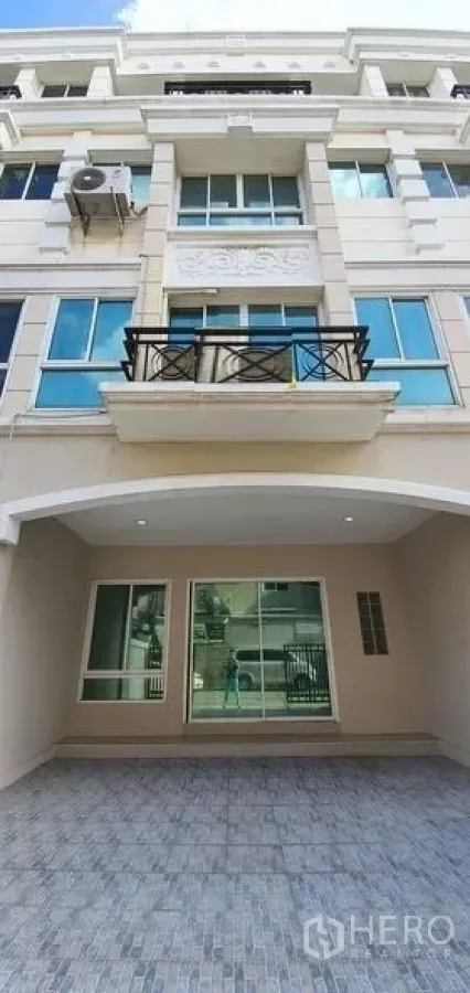 带办公室的家 出租在Prawet, Bangkok - 四层住办合一建筑外立面，带阳台、窗户和有顶车位。