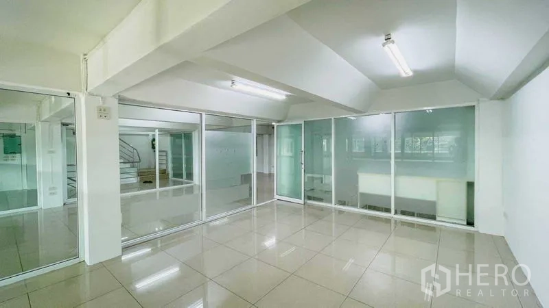 คลังสินค้า ให้เช่าในBang Khun Thian, Bangkok - ห้องสำนักงานกั้นกระจก พื้นกระเบื้องเงา และไฟฟลูออเรสเซนต์