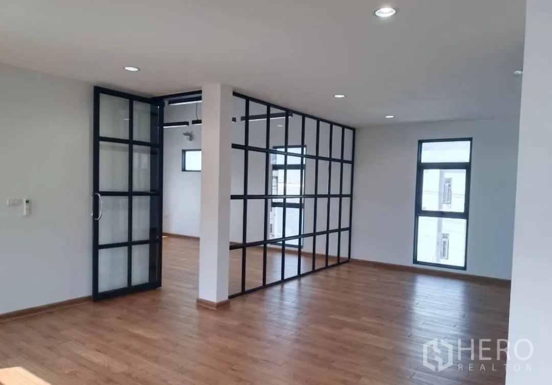 工厂 出售在Lam Luk Ka, Pathum Thani - 开放式办公室，方格玻璃隔断与木地板