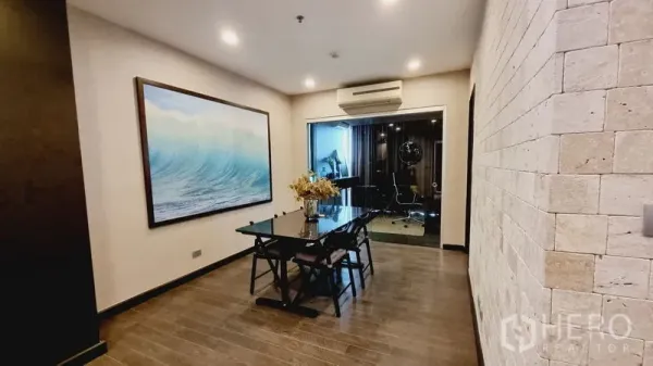 公寓 出售在Watthana, Bangkok - 餐厅配大型海浪画作，并有玻璃门通往书房。