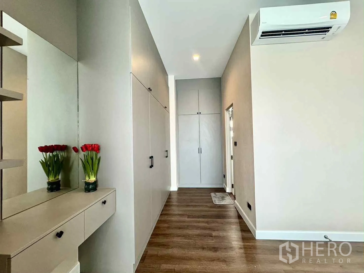 Detached House for rent in Bang Phli, Samut Prakan - Dressing area with built-in wardrobes, vanity, mirror and air conditioner.