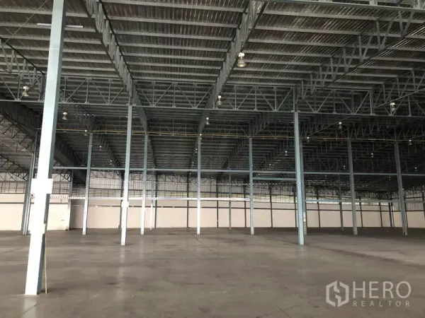 Warehouse for rent in Bang Phli, Samut Prakan - High-clearance warehouse interior with steel truss roof, wide spans, and polished concrete floor in Bang Phli.
