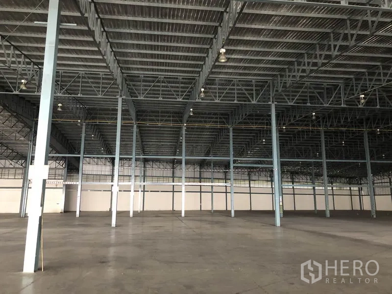 Warehouse for rent in Bang Phli, Samut Prakan - High-clearance warehouse interior with steel truss roof, wide spans, and polished concrete floor in Bang Phli.