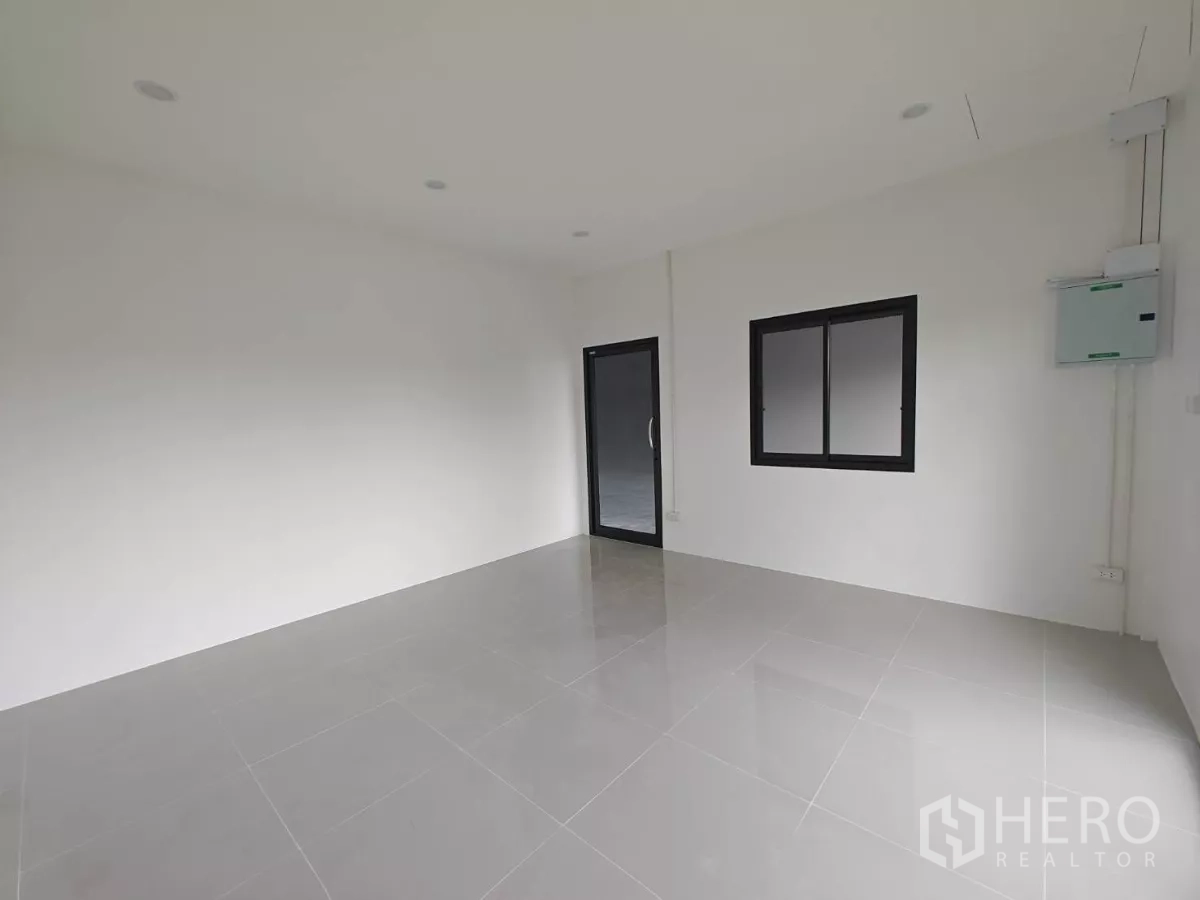 货栈 出租在Sam Phran, Nakhon Pathom - 干净的办公室，玻璃门与窗户，待入驻