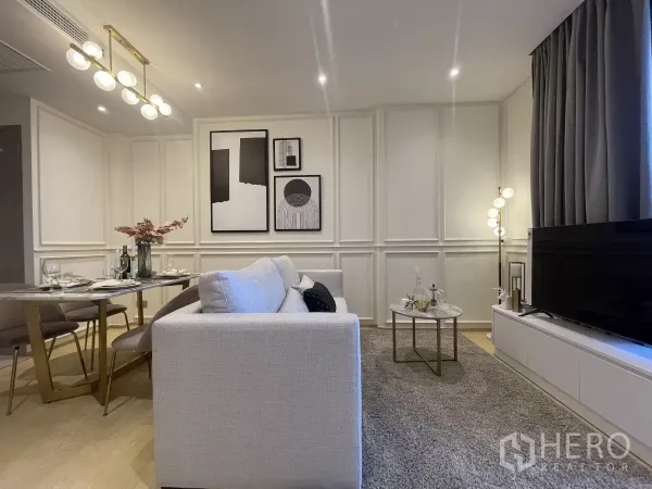 คอนโด ให้เช่าในDin Daeng, Bangkok - พื้นที่นั่งเล่นและรับประทานอาหารแบบโอเพ่นแพลน โซฟา ทีวี โต๊ะกลางหินอ่อน และชุดโต๊ะอาหาร 4 ที่นั่ง ใต้ไฟดีไซน์