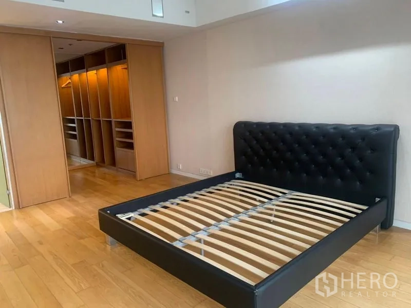 公寓 出售在Sathon, Bangkok - 宽敞卧室，软包床架与开放式衣柜