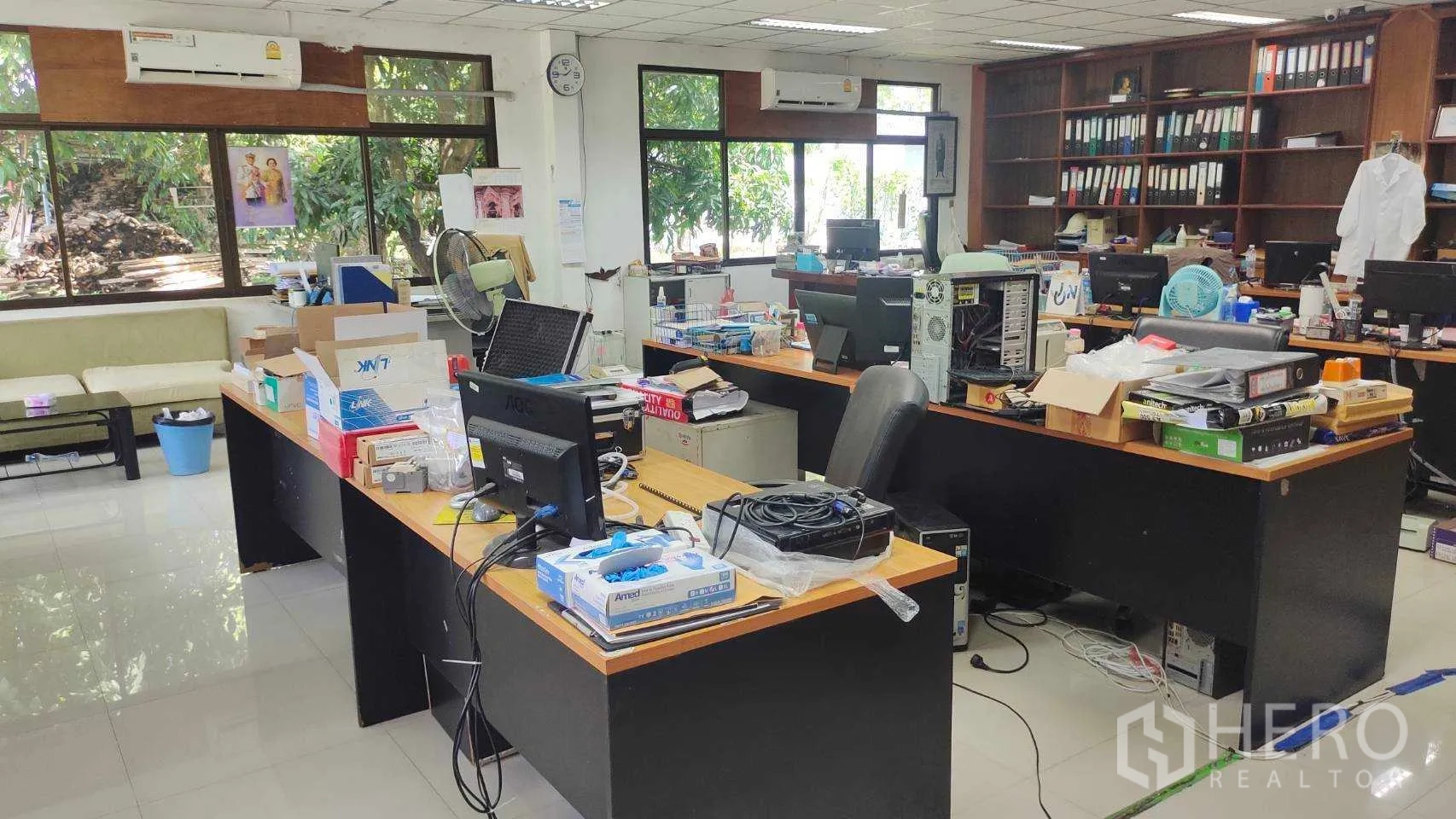 工厂 出售在Nikhom Phatthana, Rayong - 会议室，设长桌、座椅与临窗白板。