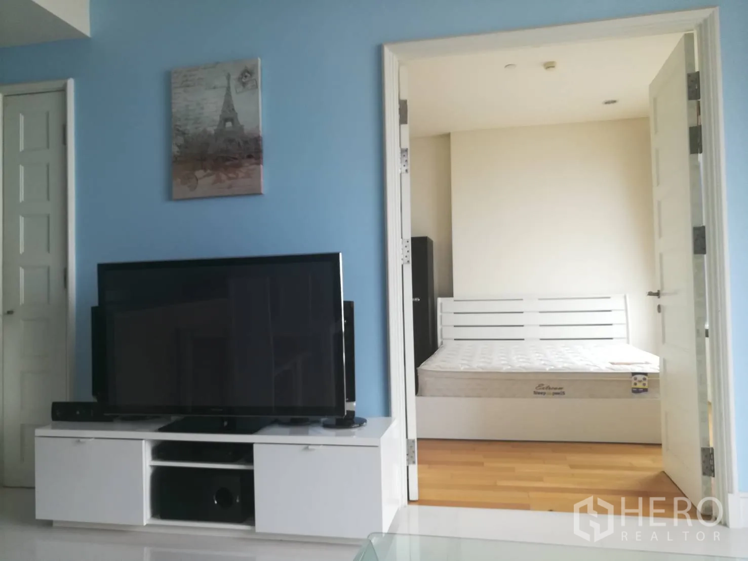 公寓 出售在Khlong Toei, Bangkok - 客厅与卧室以双开门相连，配大型电视机柜。