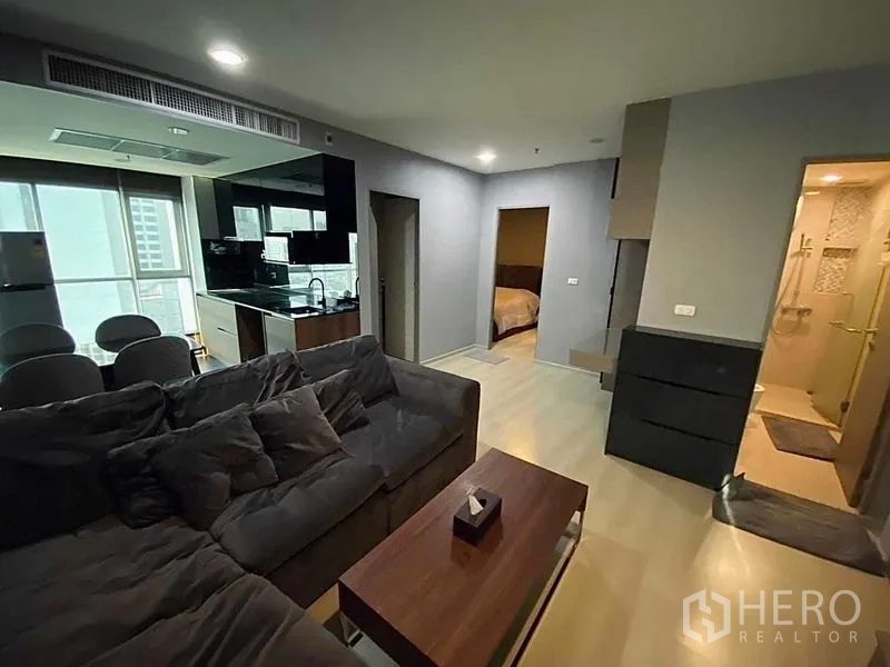 คอนโด ขายในHuai Khwang, Bangkok - พื้นที่นั่งเล่นแบบเปิดเชื่อมครัวและโถง ทางไปห้องนอนและห้องน้ำ