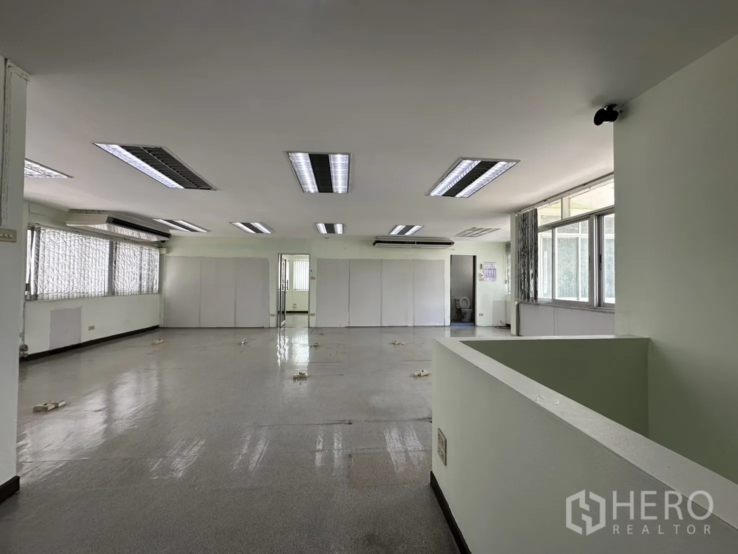 零售空间 出租在Watthana, Bangkok - 二层开放式办公区，成排窗户与日光灯。