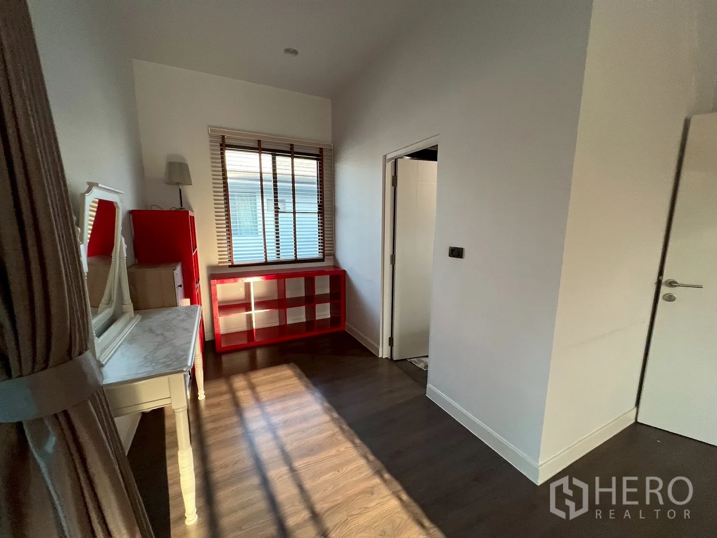 独栋房屋 for rent in Bang Kapi, Bangkok - 小型更衣区，带梳妆台、红色柜体和采光窗。