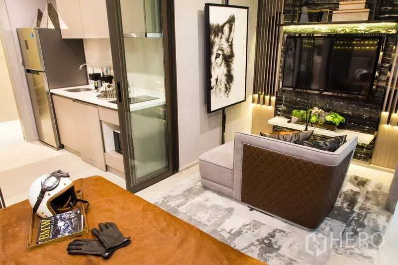 คอนโด ขายในRatchathewi, Bangkok - แปลนเปิดโล่ง 1 ห้องนอน เห็นเตียง ครัว ประตูกระจกบานเลื่อน โซฟา และผนังทีวี