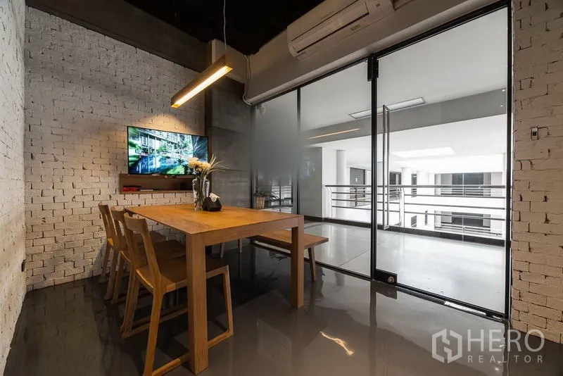 สำนักงาน ให้เช่าในKhlong Toei, Bangkok - โซนพักผ่อน/แพนทรี โต๊ะและม้านั่งไม้ ทีวีติดผนัง และประตูกระจกบานเลื่อน