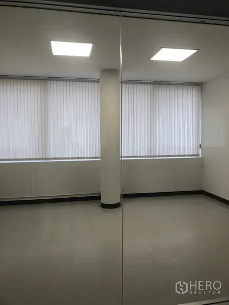 สำนักงาน ให้เช่าในBang Rak, Bangkok - ห้องทำงานขนาดกะทัดรัด ม่านบังแสง โคมไฟ LED และผนังกระจกสะท้อนภาพ