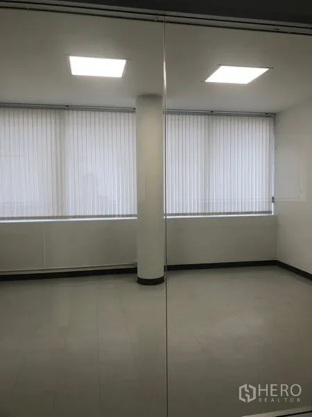 สำนักงาน ให้เช่าในBang Rak, Bangkok - ห้องทำงานขนาดกะทัดรัด ม่านบังแสง โคมไฟ LED และผนังกระจกสะท้อนภาพ